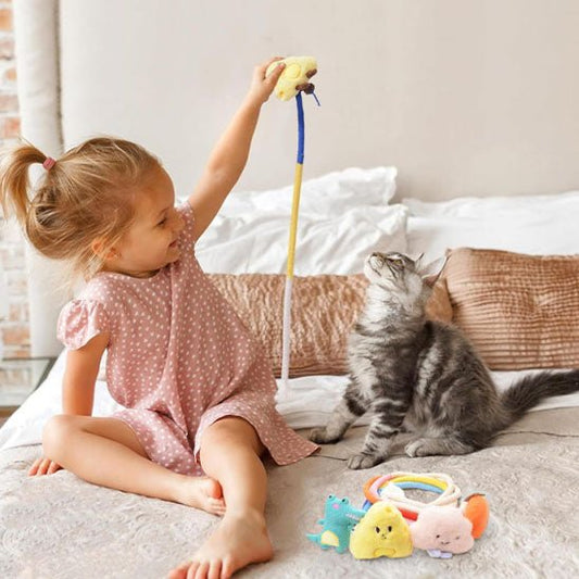 fillette joue jouet pour chat